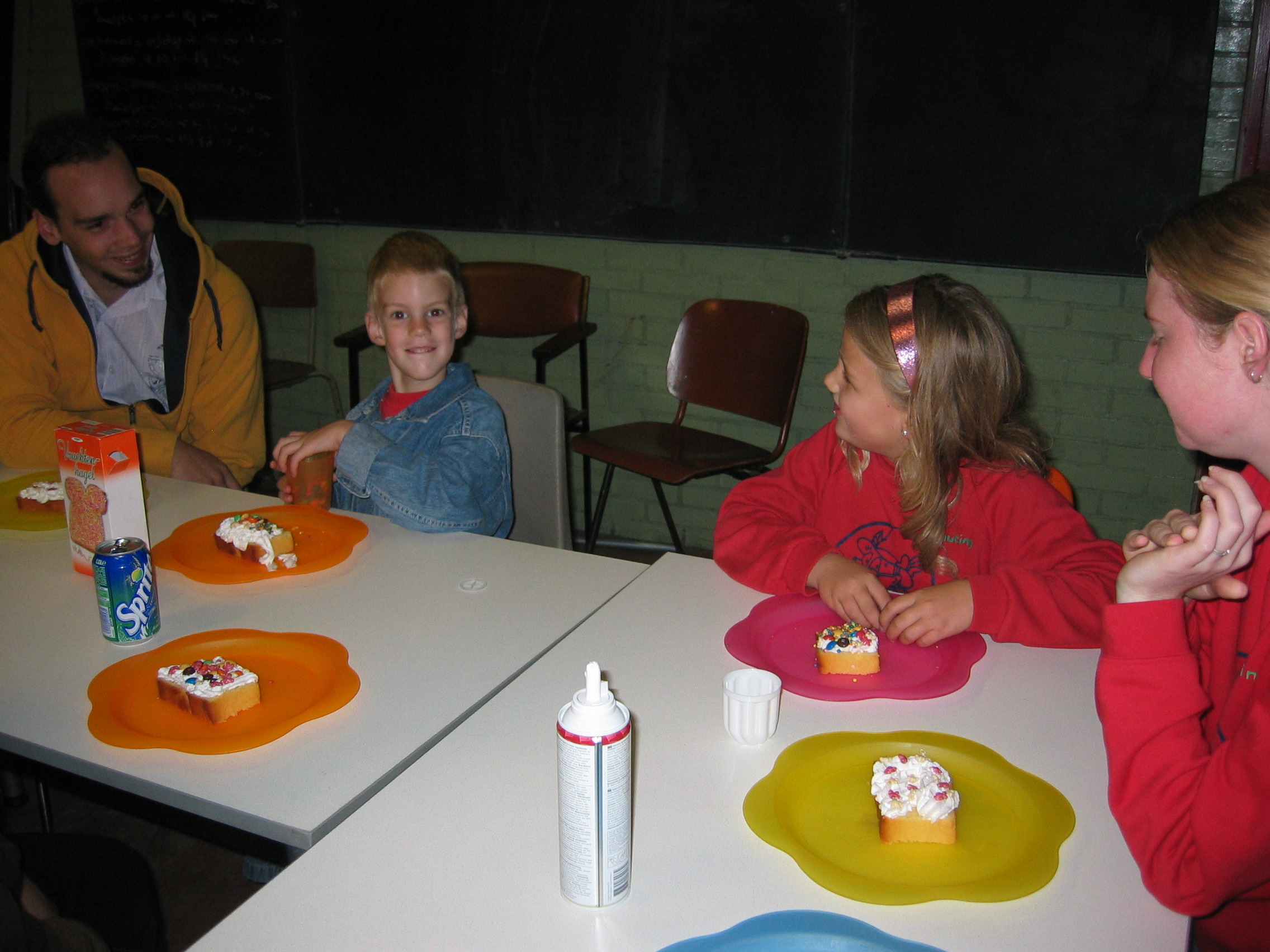 De bevers versieren de cake!