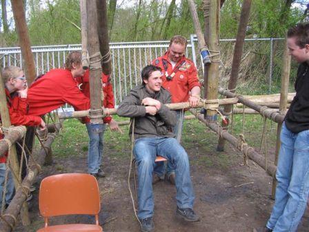 Reuzenrad pionieren, het stoeltje bevestigen.